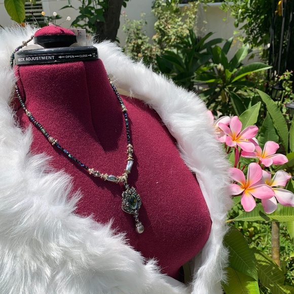 Black Crystal pendant necklace - Picture 2 of 3